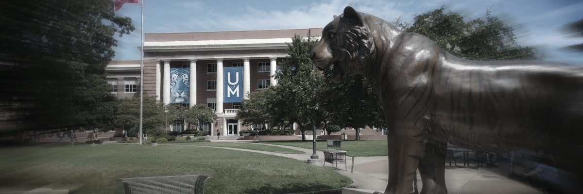 Campus der Uni Memphis mit Tiger im Vordergrund
