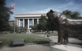 Campus der Uni Memphis mit Tiger im Vordergrund