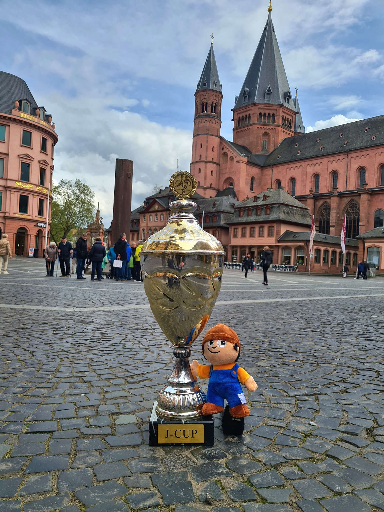 Mainzelmännchen mit J-Cup auf dem Mainzer Domplatz