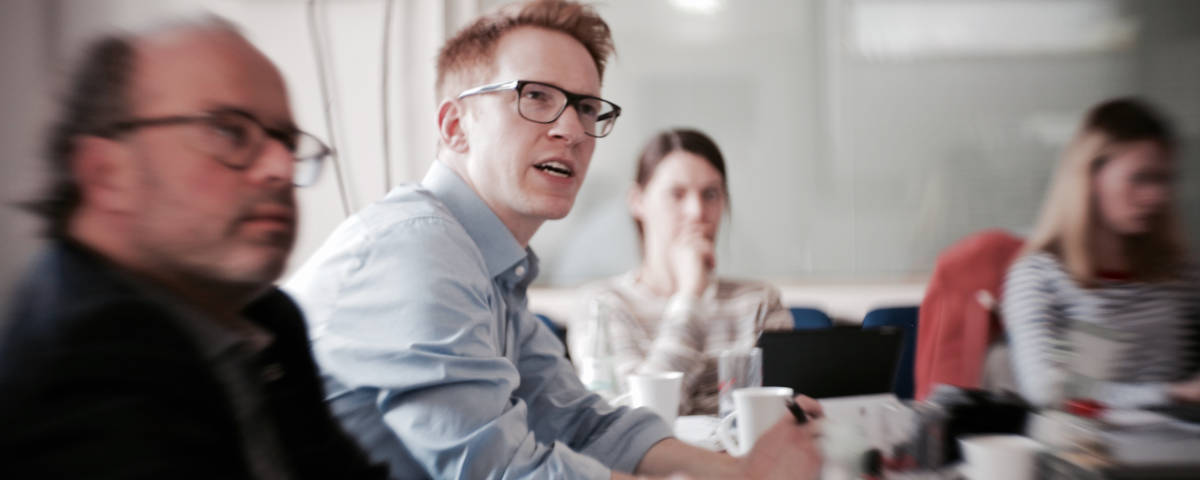 Teilnehmende diskutieren im Seminar