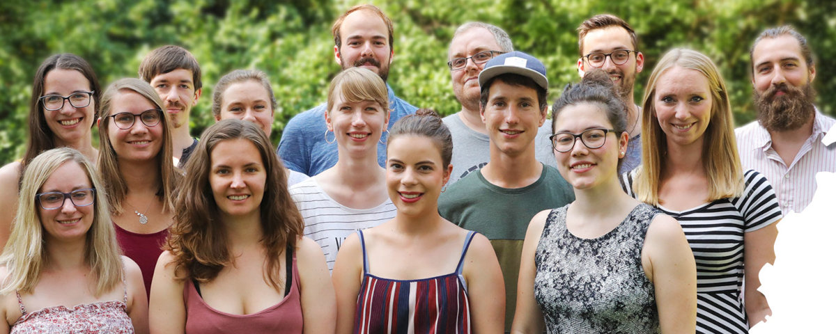 Gruppenfoto des Abschlusskurses vor Bäumen